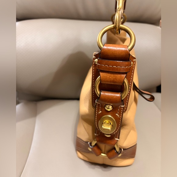 Coach Carly and British Tan Leather Shoulder Bag. 10615 - Picture 3 of 9